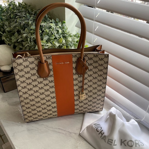 Michael Kors Center Stripe Tote w/Dust Cover - Picture 1 of 12
